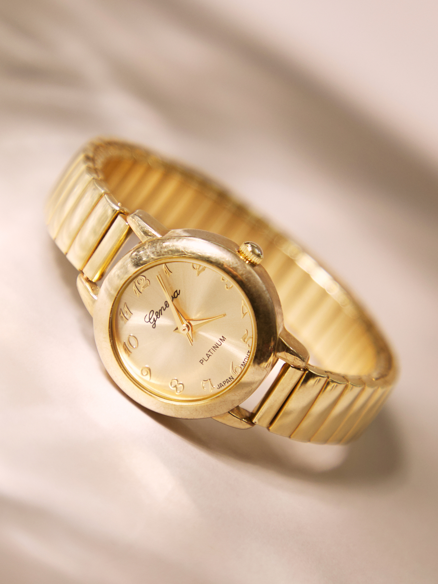 Round Face Stretch Watch in Gold Arula