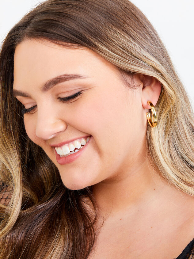 18k Gold Victoria Hoop Earrings Detail 2 - ARULA