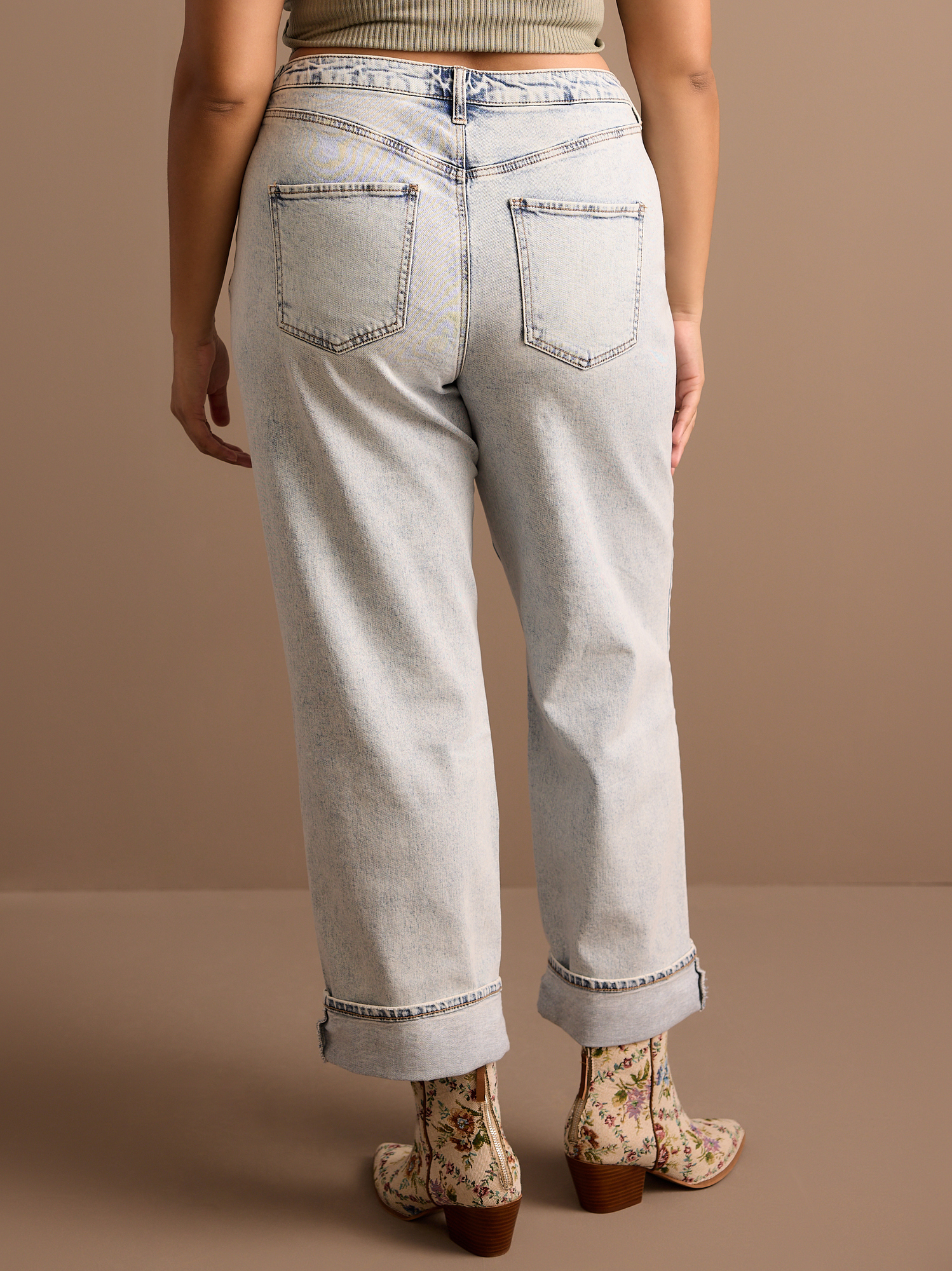 Margot Destructed Girlfriend Jeans in Lightwash | Arula