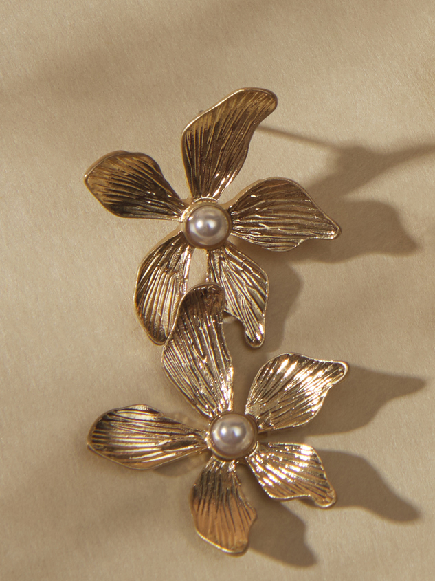 Pearl Flower Earrings Detail 2 - ARULA