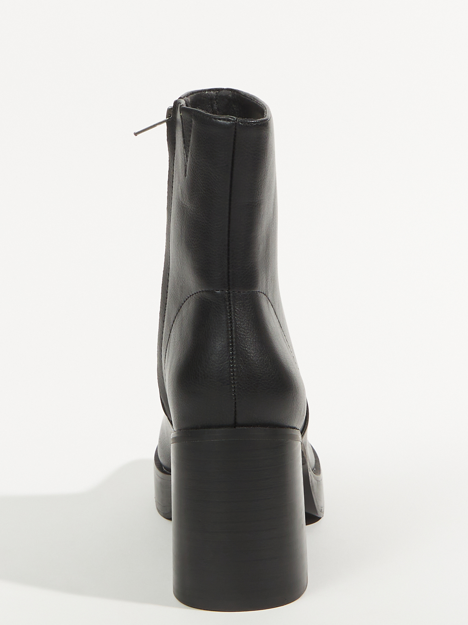 Stacked outlet platform boots