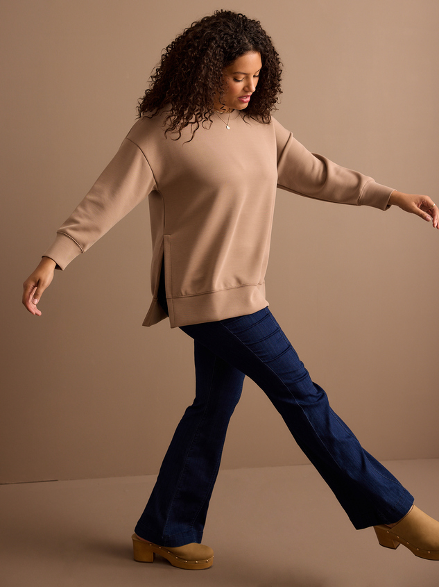 Super Soft Sweatshirt Detail 3 - ARULA