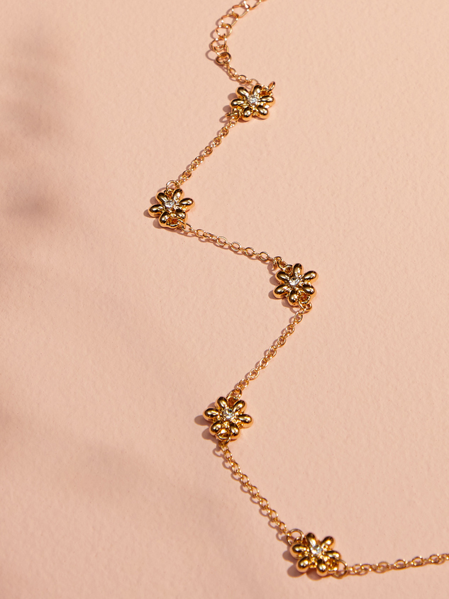 Sloane Dainty Flower Necklace Detail 2 - ARULA