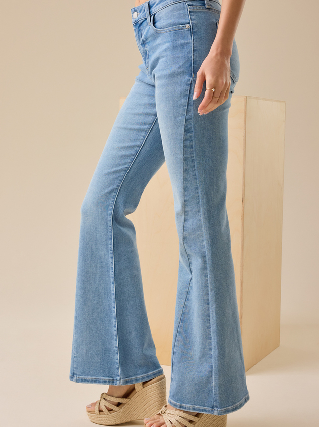 Carrie Flared Jeans Detail 4 - ARULA