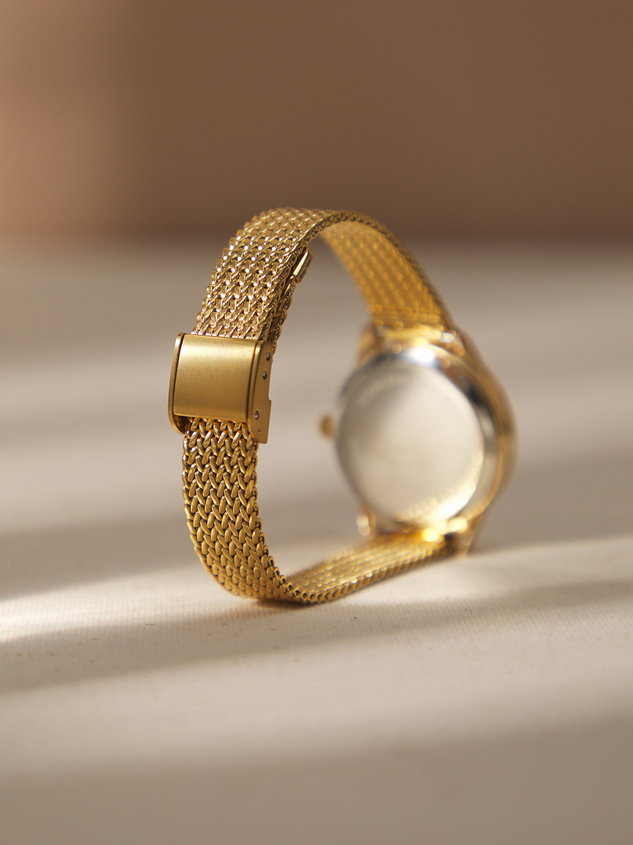 Adjustable Round Face Gold Watch Detail 2 - ARULA