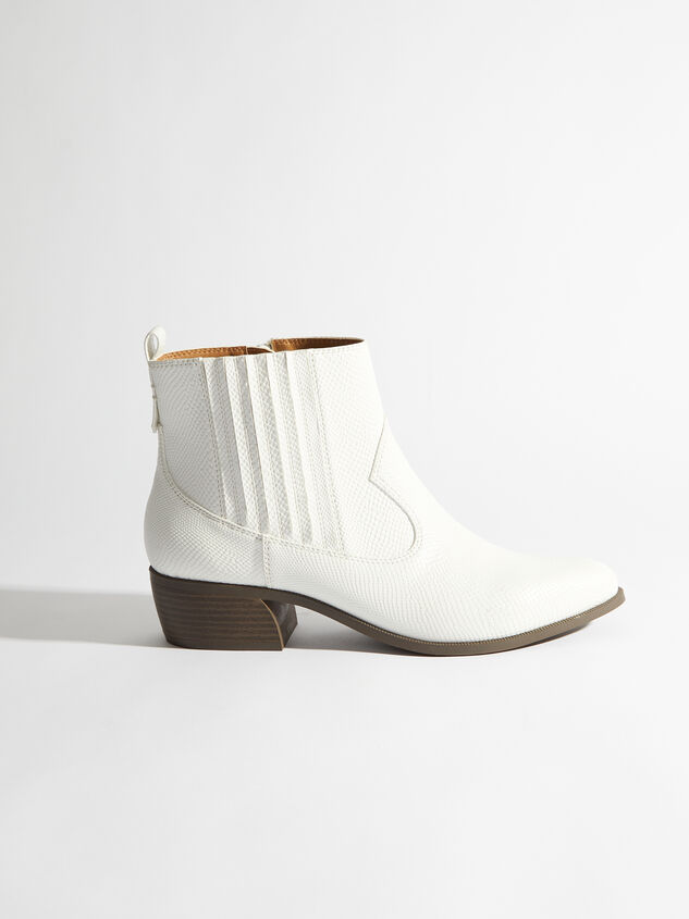 Rager Wide Width Boots Detail 2 - ARULA